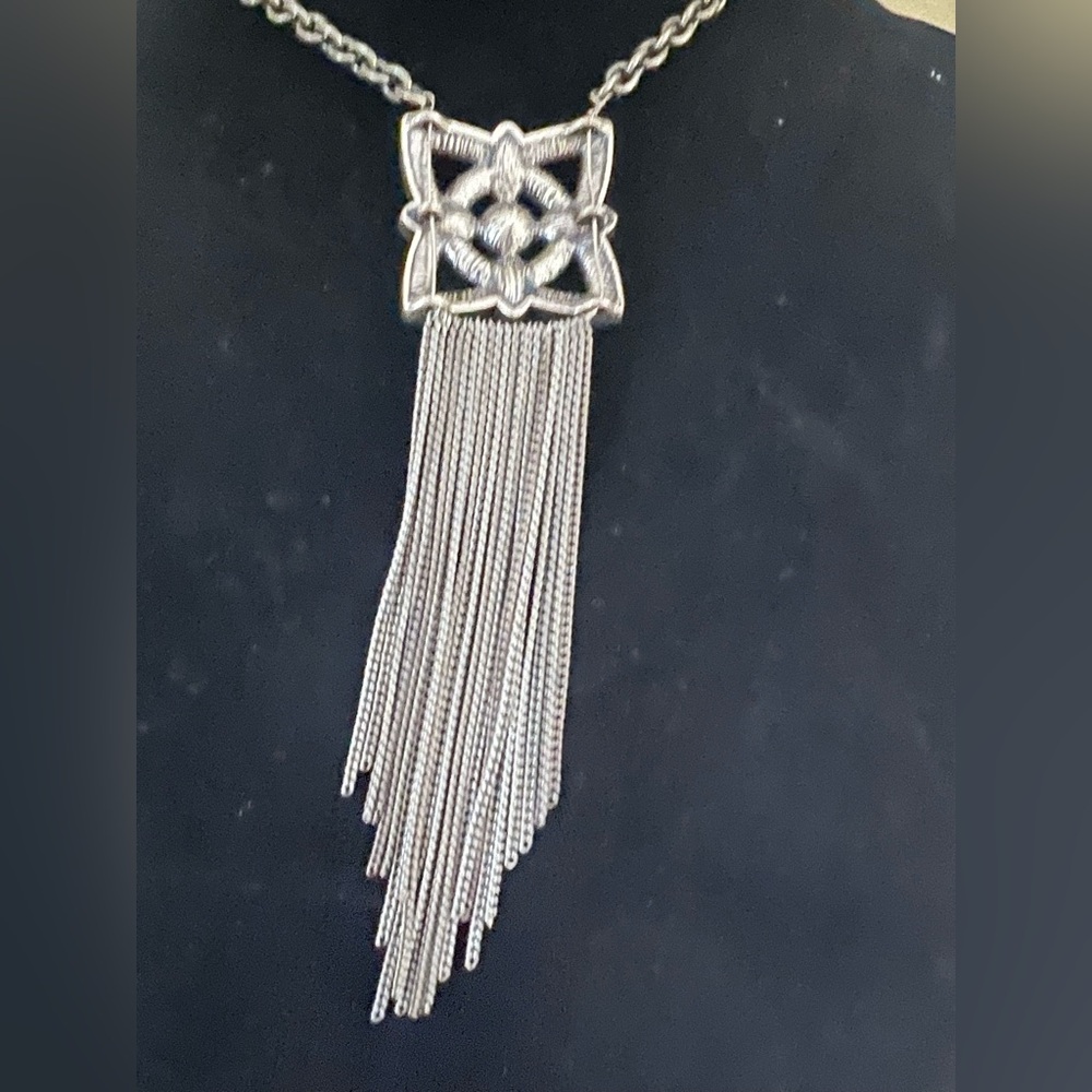 Chic Gold Art Deco Necklace with Floral Pendant and Tassels - Picture 4 of 9